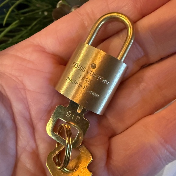 Authentic Louis Vuitton brass lock and key perfect for your Louis Vuitton set - Picture 4 of 5